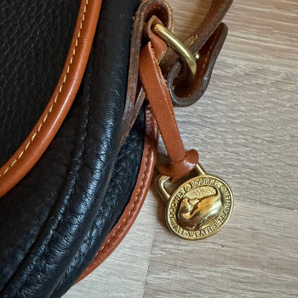 Dooney & Bourke Black Leather All Weather Leather Crossbody Bag Vintage - Picture 3 of 6